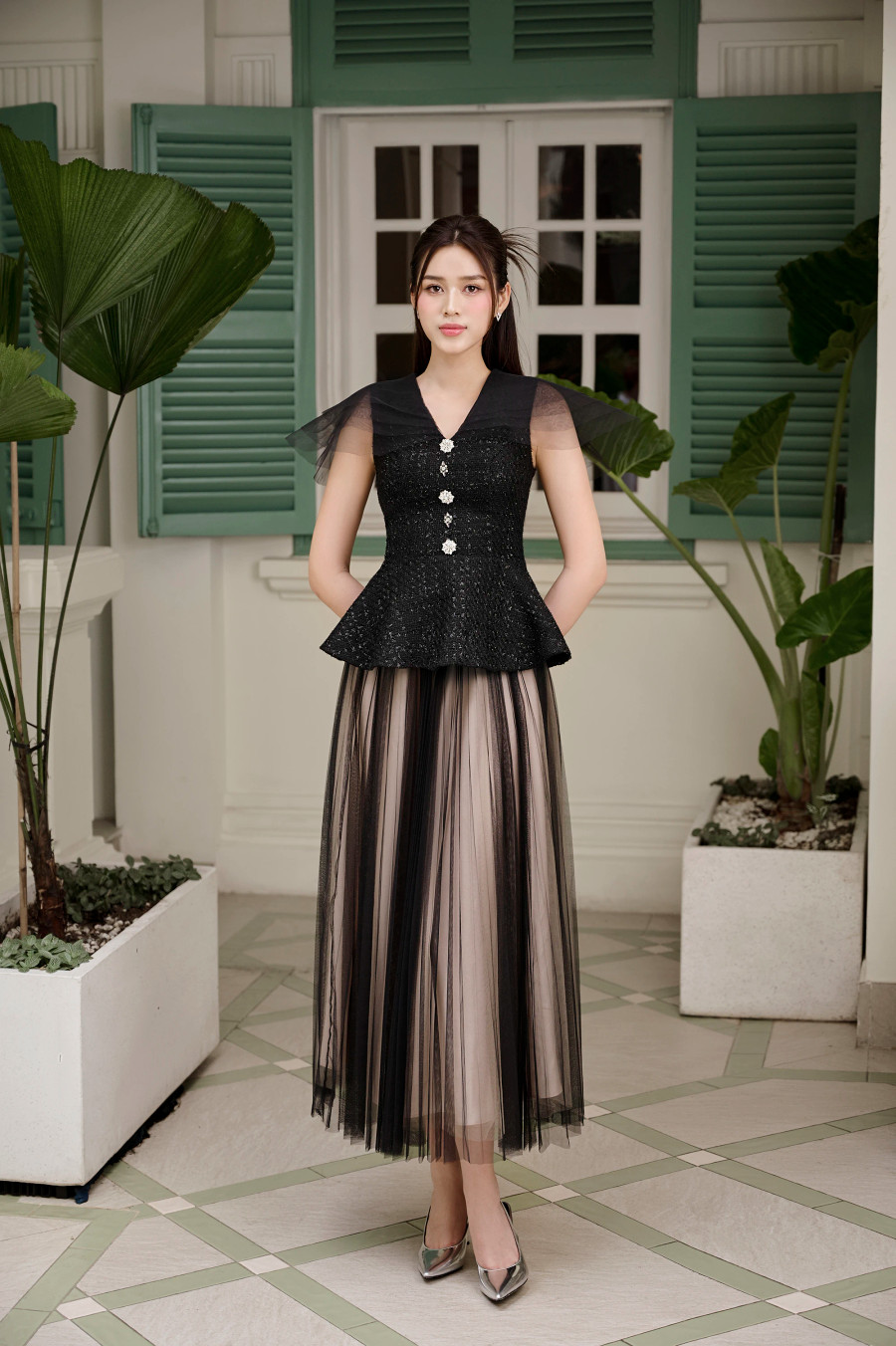 Trong khi đó, Hoa hậu Việt Nam 2020 vẫn là gương mặt được nhiều nhà thiết kế trong nước và các nhãn hàng yêu thích. Người đẹp Thanh Hóa ghi điểm nhờ phong cách thanh lịch và ngọt ngào. ẢNH: NVCC