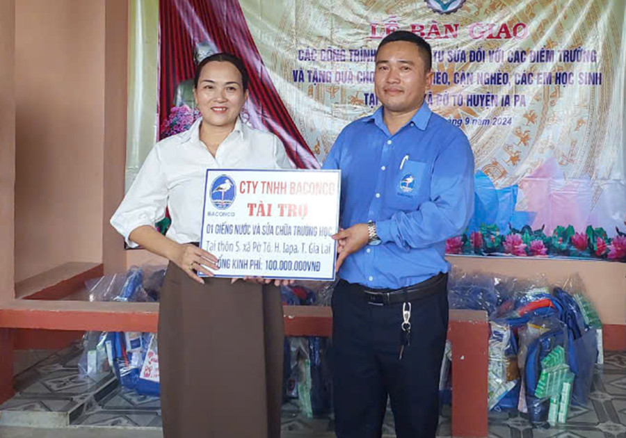 Doanh nghiệp chung sức cùng Sở Nông nghiệp và PTNT hỗ trợ thôn 5, xã Pờ Tó. Ảnh: Nguyễn Diệp