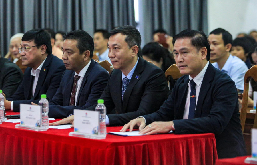 Chủ tịch VFF Trần Quốc Tuấn (thứ 2 từ phải sang) cùng Phó chủ tịch VFF Trần Anh Tú (bìa phải) trong lễ ký kết hợp đồng với HLV Kim Sang-sik. Ảnh:Hồng Nam Chủ tịch VFF Trần Quốc Tuấn (thứ 2 từ phải sang) cùng Phó chủ tịch VFF Trần Anh Tú (bìa phải) trong lễ ký kết hợp đồng với HLV Kim Sang-sik. Ảnh:Hồng Nam