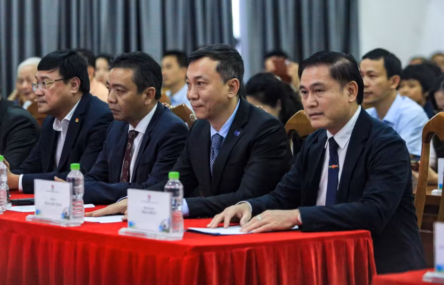 Chủ tịch VFF Trần Quốc Tuấn (thứ 2 từ phải sang) cùng Phó chủ tịch VFF Trần Anh Tú (bìa phải) trong lễ ký kết hợp đồng với HLV Kim Sang-sik. Ảnh:Hồng Nam