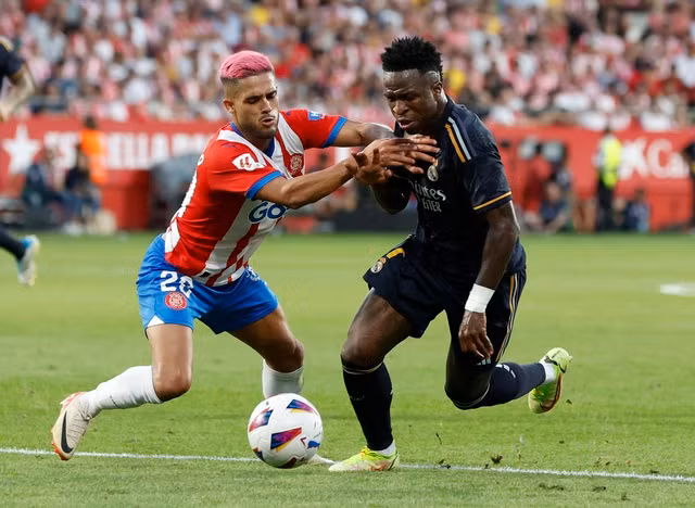 Tốc độ của các cầu thủ Real Madrid (áo đen) khiến hậu vệ của Girona vất vả. Ảnh: REUTERS