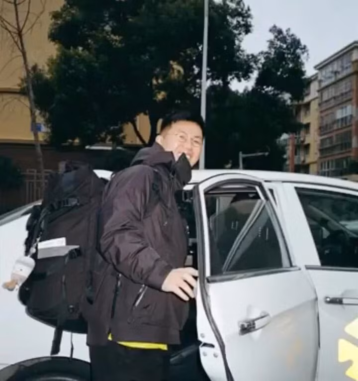 Dương không dùng điện thoại di động đi du lịch 24 tỉnh thành. (Ảnh: Weibo)