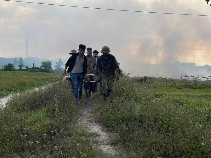 Lực lượng chức năng tiến hành đưa nạn nhân đi cấp cứu.