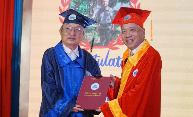 Ông Nguyễn Ánh nhận bằng thạc sĩ ở tuổi 74.