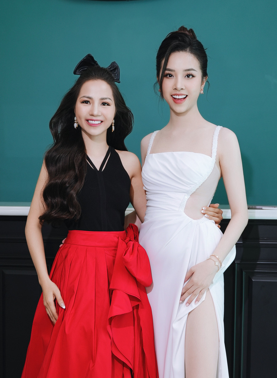 Thúy An diện váy xẻ cao, tôn đôi chân dài. Sau khi lập gia đình, cô dành thời gian chăm lo tổ ấm nhỏ. Á hậu Việt Nam 2018 thỉnh thoảng xuất hiện tại một số sự kiện, gây ấn tượng bởi nhan sắc trẻ trung. Ảnh: BTC