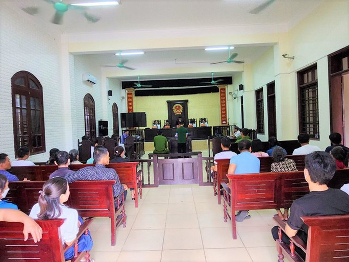 Thầy giáo sát hại bố vợ chỉ vì câu nói - Ảnh 2. Phiên tòa xét xử bị cáo Trần Anh Vinh