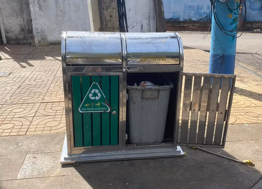 Việc lắp đặt hệ thống thùng rác 2 ngăn giúp người dân có ý thức và kiến thức trong việc phân loại rác thải. Ảnh: T.A Việc lắp đặt hệ thống thùng rác 2 ngăn giúp người dân có ý thức và kiến thức trong việc phân loại rác thải. Ảnh: T.A
