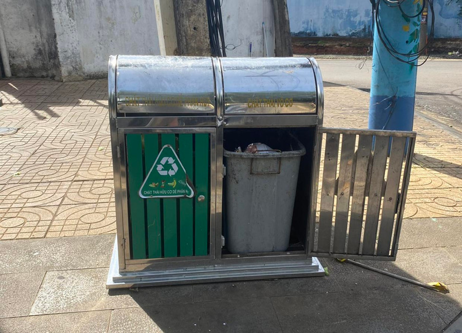 Việc lắp đặt hệ thống thùng rác 2 ngăn giúp người dân có ý thức và kiến thức trong việc phân loại rác thải. Ảnh: T.A