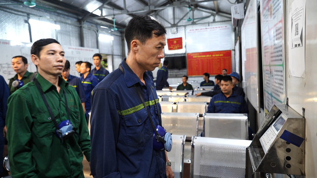 Công nhân được nhận diện khuôn mặt thay cho việc ký xác nhận giấy tờ, giúp tiết kiệm thời gian và tăng năng suất lao động. Ảnh: NVCC Công nhân được nhận diện khuôn mặt thay cho việc ký xác nhận giấy tờ, giúp tiết kiệm thời gian và tăng năng suất lao động. Ảnh: NVCC