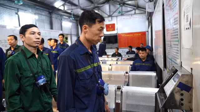 Công nhân được nhận diện khuôn mặt thay cho việc ký xác nhận giấy tờ, giúp tiết kiệm thời gian và tăng năng suất lao động. Ảnh: NVCC