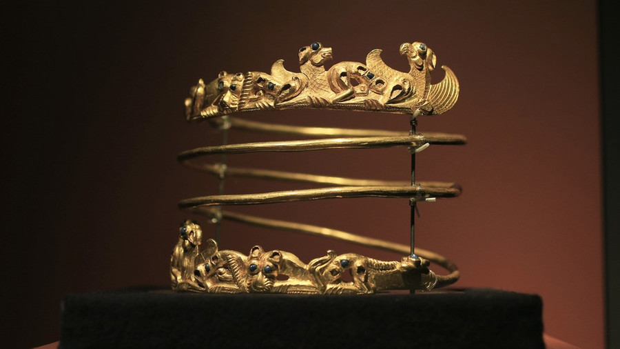 Một tác phẩm bằng vàng được trưng bày trong triển lãm "Crimea - Vàng và Bí mật của Biển Đen" tại bảo tàng lịch sử Allard Pierson ở Amsterdam, Hà Lan. Ảnh: AP Một tác phẩm bằng vàng được trưng bày trong triển lãm "Crimea - Vàng và Bí mật của Biển Đen" tại bảo tàng lịch sử Allard Pierson ở Amsterdam, Hà Lan. Ảnh: AP