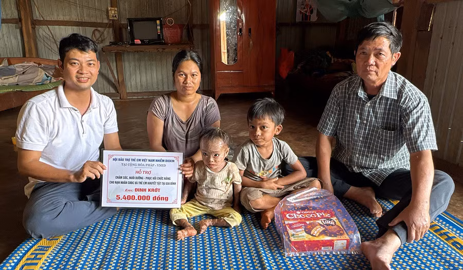 Ông Nguyễn Xuân Thủy-Chủ tịch Hội Nạn nhân chất độc da cam/dioxin huyện Chư Sê (bìa phải) tặng quà cho gia đình nạn nhân da cam. Ảnh: Khánh Phong Ông Nguyễn Xuân Thủy-Chủ tịch Hội Nạn nhân chất độc da cam/dioxin huyện Chư Sê (bìa phải) tặng quà cho gia đình nạn nhân da cam. Ảnh: Khánh Phong