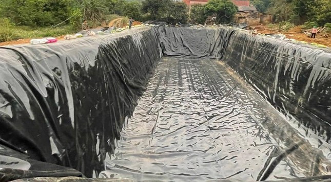 Người dân làm hồ chứa nước để tưới cây