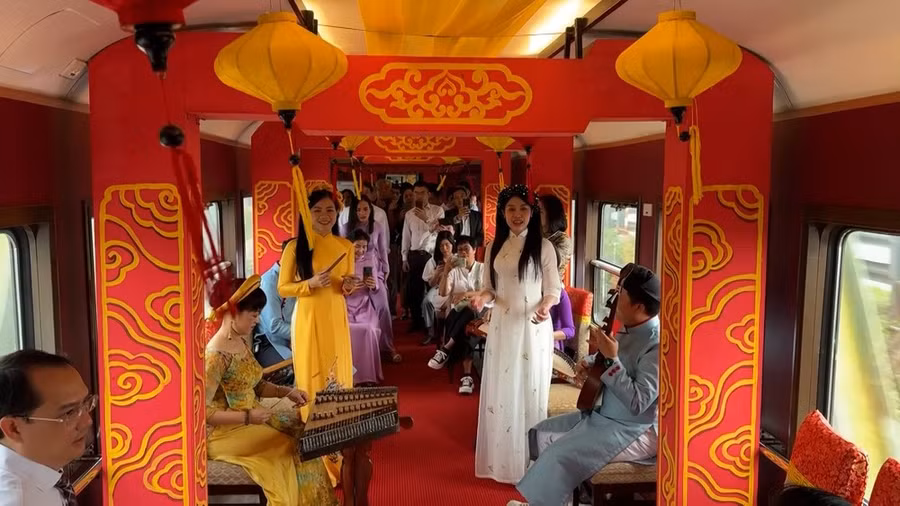 Biểu diễn nghệ thuật trên chuyến tàu xuyên Việt. (Ảnh: Trung tâm Thông tin du lịch)