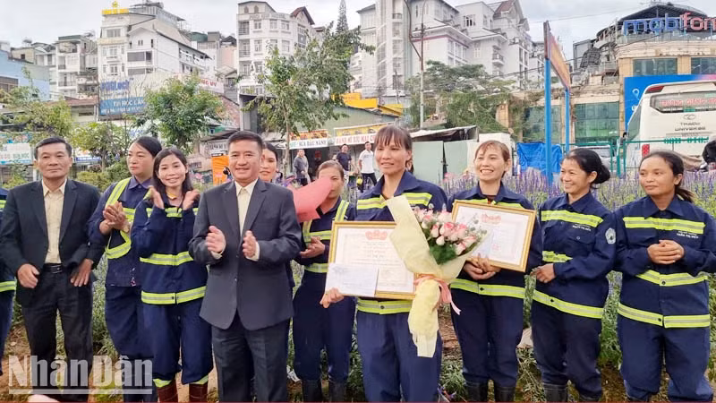 Lãnh đạo Công ty cổ phần Dịch vụ Đô thị Đà Lạt trao giấy khen và quà tặng chị Vũ Thị Thu.