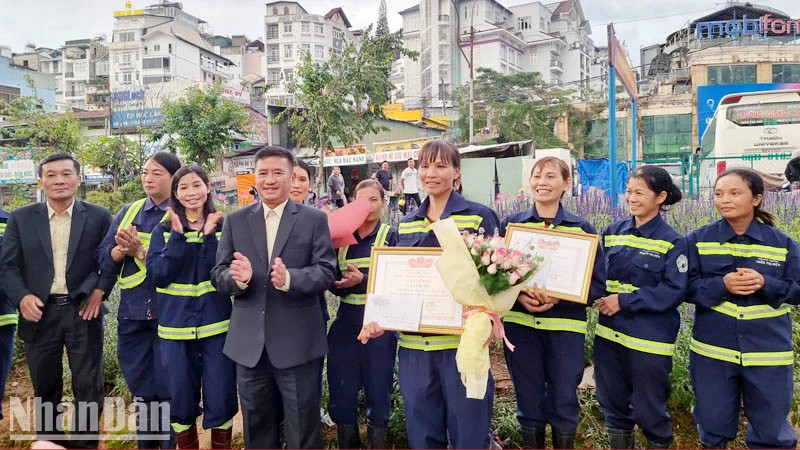 Lãnh đạo Công ty cổ phần Dịch vụ Đô thị Đà Lạt trao giấy khen và quà tặng chị Vũ Thị Thu. Lãnh đạo Công ty cổ phần Dịch vụ Đô thị Đà Lạt trao giấy khen và quà tặng chị Vũ Thị Thu.