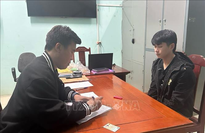 Cơ quan công an lấy lời khai đối tượng đánh tài xế taxi tử vong sau vụ va chạm giao thông. Ảnh: TTXVN phát Cơ quan công an lấy lời khai đối tượng đánh tài xế taxi tử vong sau vụ va chạm giao thông. Ảnh: TTXVN phát