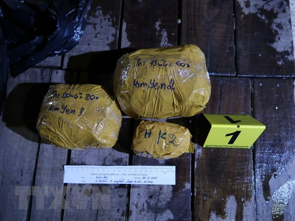 Số kim loại nghi vàng bị công an thu giữ. (Ảnh: TTXVN phát)