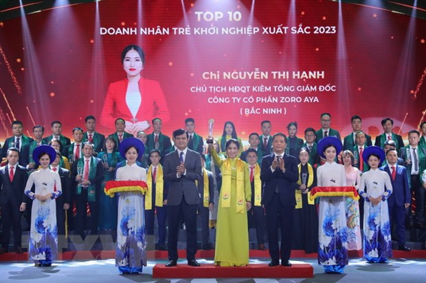 Trưởng Ban Kinh tế Trung ương Trần Tuấn Anh (phải) và Bí thư thứ nhất Trung ương Đoàn Bùi Quang Huy trao khăn và biểu trưng cho Chủ tịch kiêm Tổng Giám đốc Công ty Cổ phần Zoro Aya Nguyễn Thị Hạnh đoạt TOP10 doanh nhân trẻ khởi nghiệp xuất sắc 2023. (Ảnh: Hoàng Hiếu/TTXVN) Trưởng Ban Kinh tế Trung ương Trần Tuấn Anh (phải) và Bí thư thứ nhất Trung ương Đoàn Bùi Quang Huy trao khăn và biểu trưng cho Chủ tịch kiêm Tổng Giám đốc Công ty Cổ phần Zoro Aya Nguyễn Thị Hạnh đoạt TOP10 doanh nhân trẻ khởi nghiệp xuất sắc 2023. (Ảnh: Hoàng Hiếu/TTXVN)