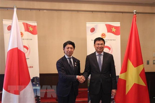 Đại sứ Phạm Quang Hiệu và Hạ nghị sỹ Yoichiro Aoyagi trong họp báo giới thiệu về Lễ hội Việt Nam tại Nhật Bản. (Ảnh: Phạm Tuân/TTXVN)