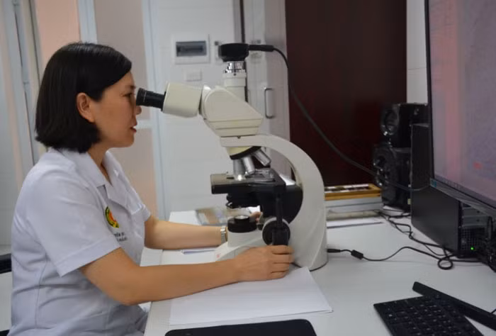 Thiếu tá, bác sĩ Nguyễn Thùy Linh công tác tại Bộ môn-Khoa Giải phẫu bệnh lý-Pháp y, Bệnh viện Quân y 103.