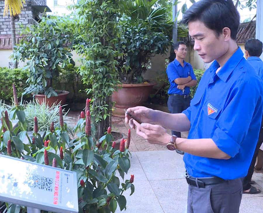 Huyện Đoàn Chư Păh ra mắt công trình thanh niên Số hóa địa danh Nhà bia tưởng niệm liệt sĩ xã Nghĩa Hưng. Ảnh: Minh Nhật