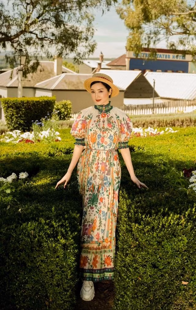 Dù tông đỏ, cam nhạt chiếm ưu thế song ở những điểm nhấn quan trọng lại là màu xanh lá, thế nên ấn tượng truyền đến các tín đồ vẫn là sự chủ đạo của gam xanh. Kết hợp thêm đôi giày thể thao và chiếc mũ duyên dáng, người đẹp chiếm trọn sự chú ý khi xuất hiện. Ảnh FACEBOOK NV