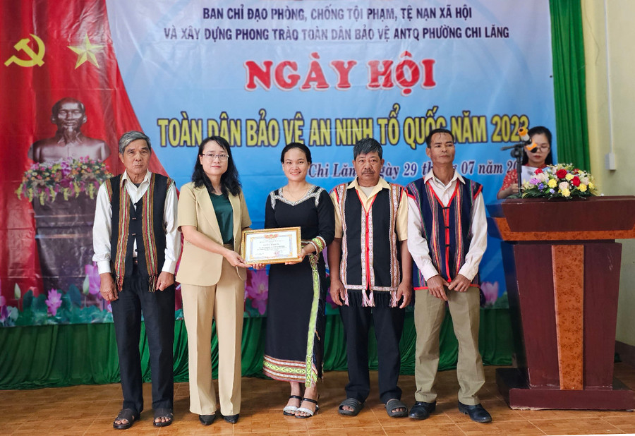 Trao giấy khen cho các tập thể vì đã có thành tích xuất sắc trong Ngày hội toàn dân bảo vệ ANTQ năm 2023. Ảnh: Bá Bính