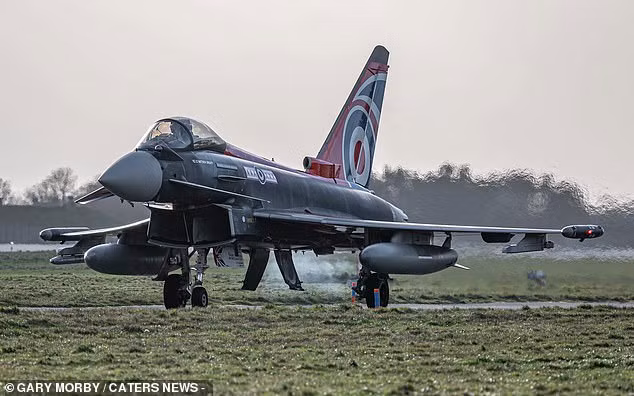 Anh điều 4 chiến đấu cơ Typhoon có nhiệm vụ bảo vệ không phận NATO đến Trung Đông bảo vệ Israel. Ảnh: Caters News