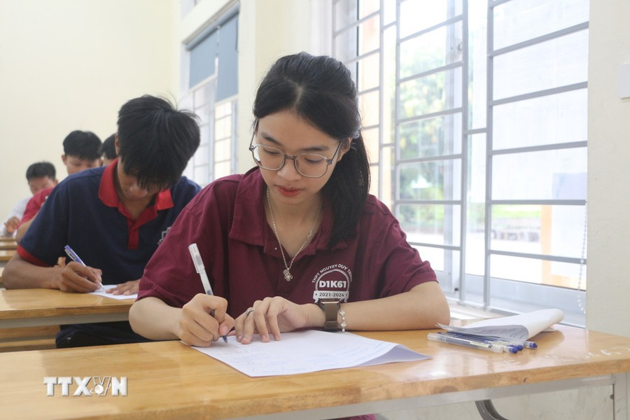 Thí sinh tại điểm thi Trường THPT Nguyễn Duy Trinh, huyện Nghi Lộc. (Ảnh: Bích Huệ/TTXVN) Thí sinh tại điểm thi Trường THPT Nguyễn Duy Trinh, huyện Nghi Lộc. (Ảnh: Bích Huệ/TTXVN)