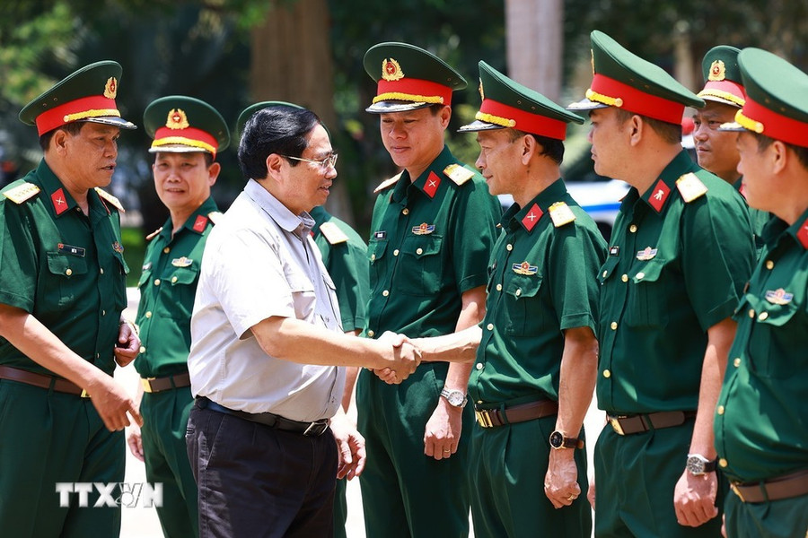 Thủ tướng Phạm Minh Chính đến thăm cán bộ, chiến sỹ Bộ Chỉ huy Quân sự tỉnh Đắk Lắk. (Ảnh: Dương Giang/TTXVN)