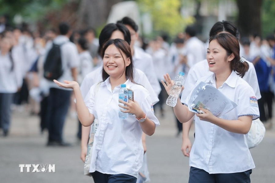 Thí sinh hoàn thành môn thi cuối cùng, môn Ngoại ngữ tại điểm thi trường THPT Chu Văn An (quận Tây Hồ). (Ảnh: Minh Quyết/TTXVN) Thí sinh hoàn thành môn thi cuối cùng, môn Ngoại ngữ tại điểm thi trường THPT Chu Văn An (quận Tây Hồ). (Ảnh: Minh Quyết/TTXVN)