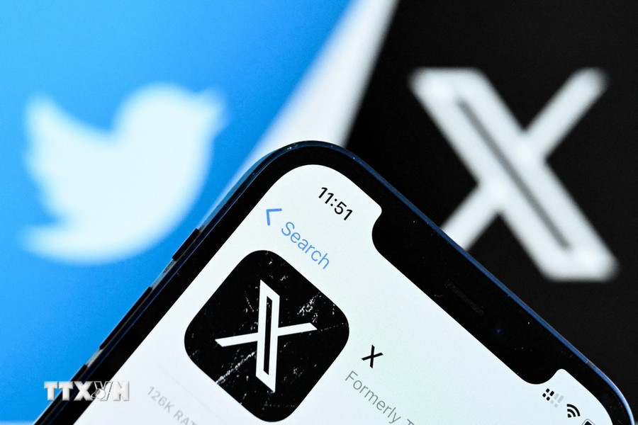 Biểu tượng mạng xã hội X trên màn hình điện thoại. (Ảnh: AFP/TTXVN) Biểu tượng mạng xã hội X trên màn hình điện thoại. (Ảnh: AFP/TTXVN)
