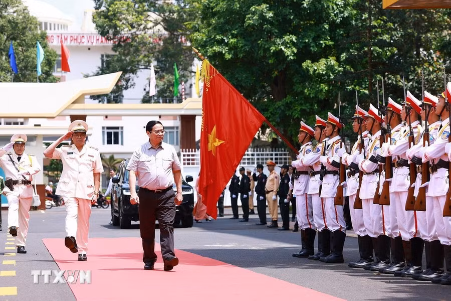 Thủ tướng Phạm Minh Chính đến thăm cán bộ, chiến sỹ Công an tỉnh Đắk Lắk. (Ảnh: Dương Giang/TTXVN)