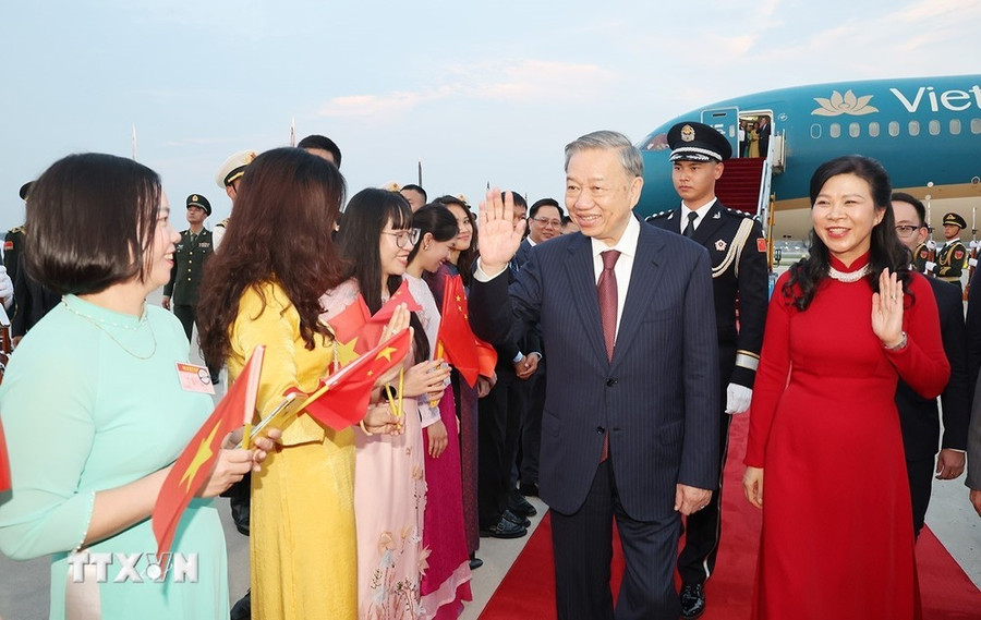 Cán bộ, nhân viên Đại sứ quán và cộng đồng người Việt Nam đón Tổng Bí thư, Chủ tịch nước Tô Lâm và Phu nhân tại Sân bay Quốc tế Bắc Kinh. (Ảnh: Trí Dũng/TTXVN)