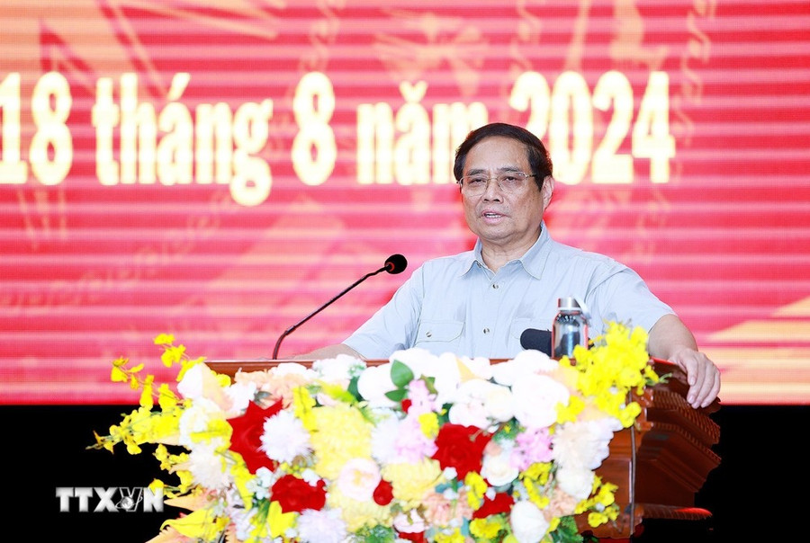 Thủ tướng Phạm Minh Chính động viên, giao nhiệm vụ cho cán bộ, chiến sỹ Công an tỉnh Đắk Lắk. (Ảnh: Dương Giang/TTXVN)