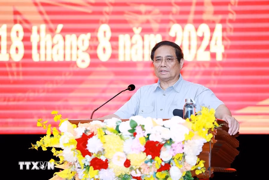 Thủ tướng Phạm Minh Chính động viên, giao nhiệm vụ cho cán bộ, chiến sỹ Công an tỉnh Đắk Lắk. (Ảnh: Dương Giang/TTXVN)