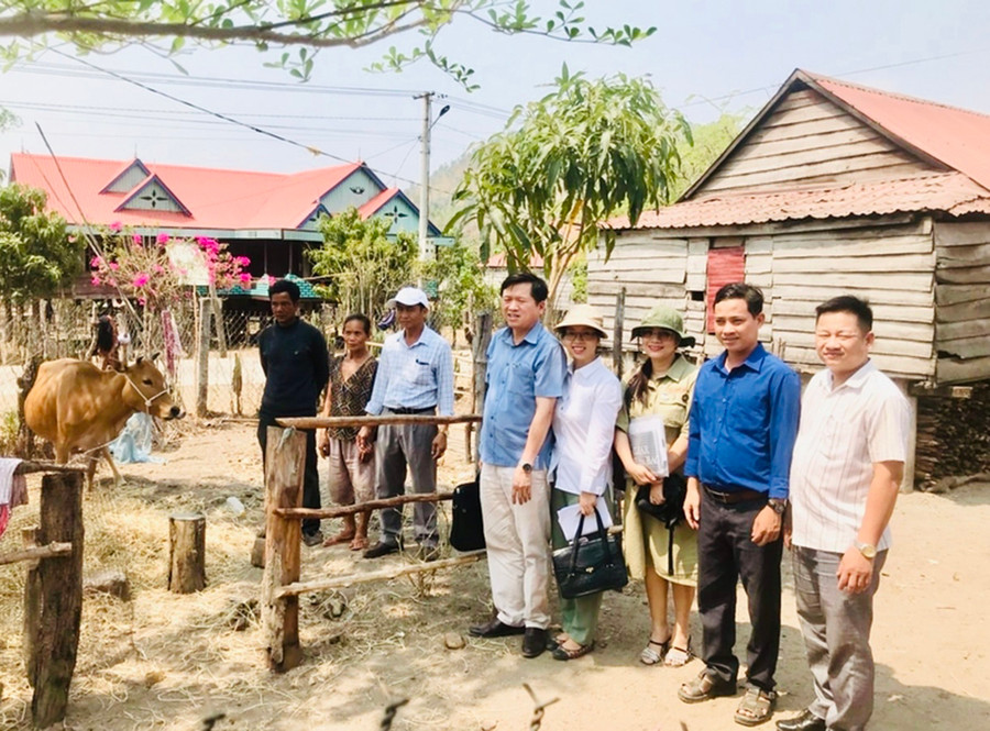 Đại diện Sở Y tế bàn giao bò cho hộ nghèo tại làng Hek, xã Chư A Thai, huyện Phú Thiện (ảnh Sở Y tế cung cấp). Đại diện Sở Y tế bàn giao bò cho hộ nghèo tại làng Hek, xã Chư A Thai, huyện Phú Thiện (ảnh Sở Y tế cung cấp).