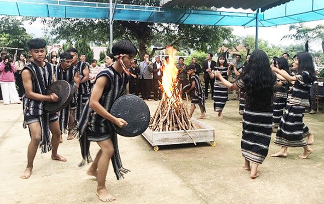 Đội cồng chiêng ở xã Tà Nung Đội cồng chiêng ở xã Tà Nung