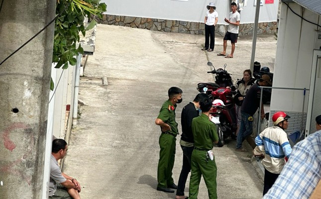 Lực lượng chức năng đến khám nghiệm hiện trường. Lực lượng chức năng đến khám nghiệm hiện trường.