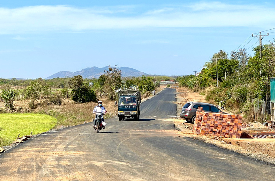Tuyến đường liên huyện Chư Sê-Chư Pưh-Chư Prông hoàn thành trong niềm phấn khởi của người dân các huyện sống dọc tuyến đường này. Ảnh: M.P