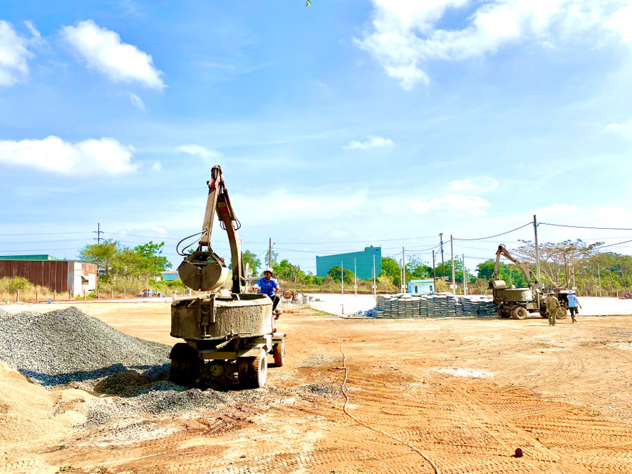 Khẩn trương hoàn thiện mặt bằng chợ tạm để đảm bảo địa điểm kinh doanh cho các tiểu thương chợ đêm Pleiku di dời về. Ảnh: H.D Khẩn trương hoàn thiện mặt bằng chợ tạm để đảm bảo địa điểm kinh doanh cho các tiểu thương chợ đêm Pleiku di dời về. Ảnh: H.D