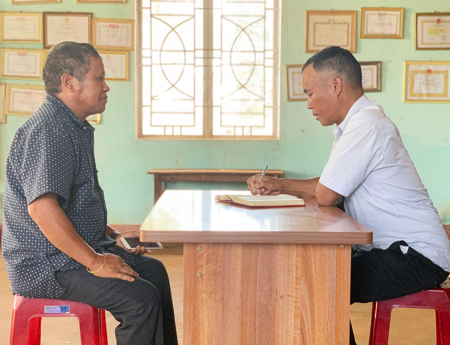 Ông Y Amanh (bìa phải)-Chủ tịch Ủy ban MTTQ Việt Nam xã Hà Bầu (huyện Đak Đoa) tiếp nhận phản ánh của người dân trên địa bàn. Ảnh: R.H Ông Y Amanh (bìa phải)-Chủ tịch Ủy ban MTTQ Việt Nam xã Hà Bầu (huyện Đak Đoa) tiếp nhận phản ánh của người dân trên địa bàn. Ảnh: R.H