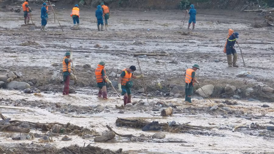 Lực lượng chức năng vẫn tiếp tục tìm kiếm các nạn nhân mất tích sau trận lũ quét ở thôn Làng Nủ