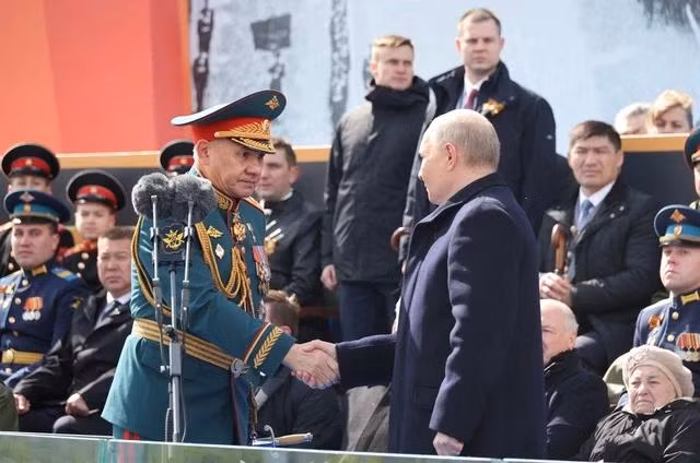 Tổng thống Vladimir Putin (phải) bắt tay Bộ trưởng Quốc phòng Sergei Shoigu trong buổi duyệt binh hôm 9.5 tại Moscow