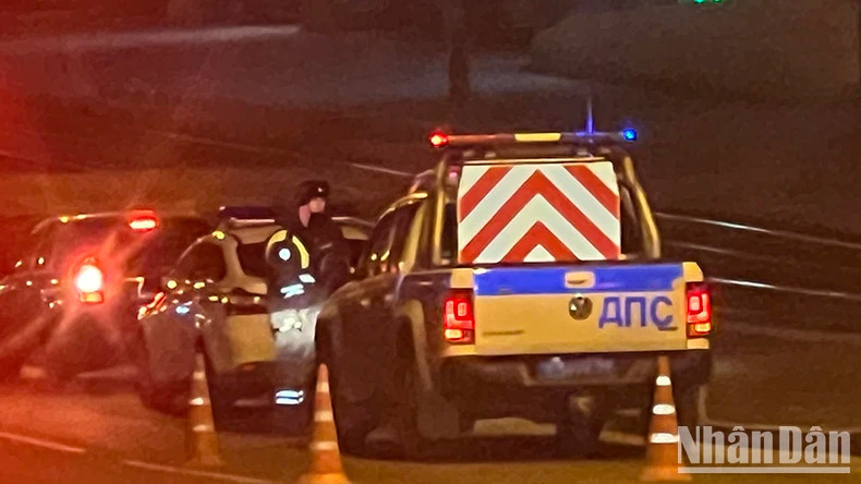 Lực lượng an ninh Nga lập nhiều chốt chặn trên đường phố Moskva. (Ảnh: Xuân Hưng) Lực lượng an ninh Nga lập nhiều chốt chặn trên đường phố Moskva. (Ảnh: Xuân Hưng)