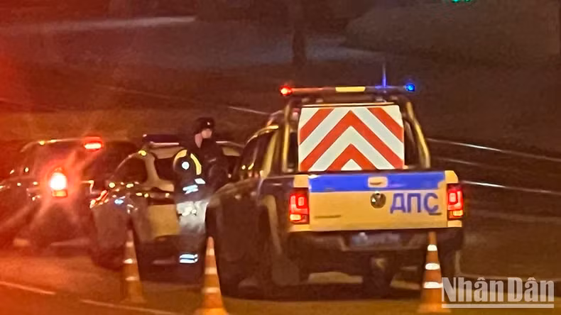 Lực lượng an ninh Nga lập nhiều chốt chặn trên đường phố Moskva. (Ảnh: Xuân Hưng)