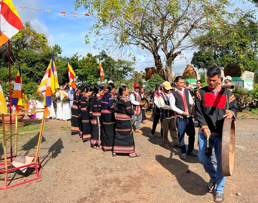 Lễ Phật Đản đản Phật lịch 2568 tại chùa Phước Viên với sự tham gia của đông đảo phật tử người dân tộc thiểu số tại địa phương. Ảnh: Thanh Nhật Lễ Phật Đản đản Phật lịch 2568 tại chùa Phước Viên với sự tham gia của đông đảo phật tử người dân tộc thiểu số tại địa phương. Ảnh: Thanh Nhật