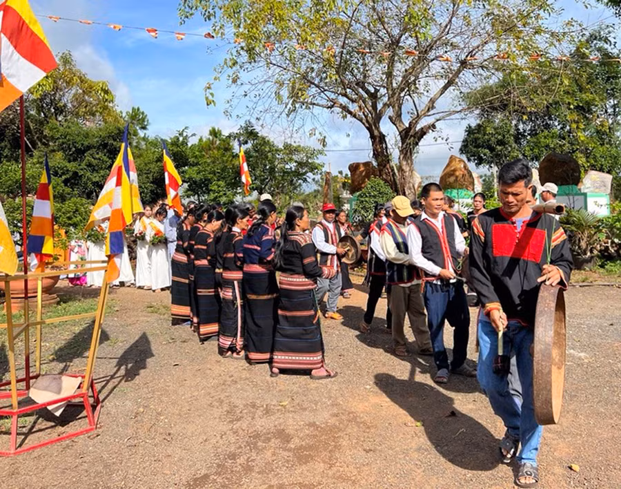 Lễ Phật Đản đản Phật lịch 2568 tại chùa Phước Viên với sự tham gia của đông đảo phật tử người dân tộc thiểu số tại địa phương. Ảnh: Thanh Nhật