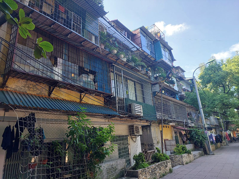 Nhiều hộ gia đình ở chung cư cũ trên địa bàn phường Thanh Xuân Bắc đã mở lối thoát nạn thứ 2.